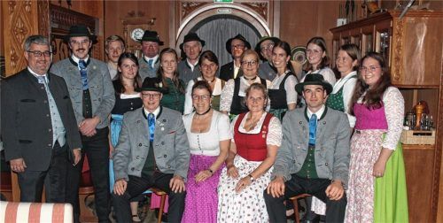 Die Neuwahl des Vorstands stand im Mittelpunkt der Jahresversammlung des Flintsbacher Trachtenvereins D’Falkastoana. Foto steffenhagen