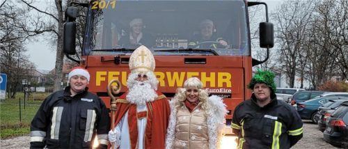 Der Nikolaus hatte nicht nur seinen Engel dabei, sondern auch eine Überraschung für alle kleinen Besucher.Foto re