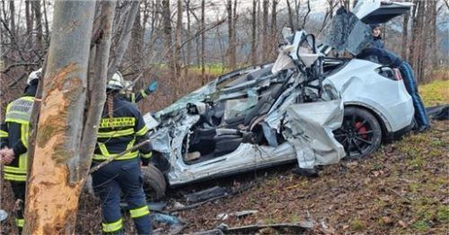Der Tesla wurde bei der Kollision stark deformiert. Foto Reisner