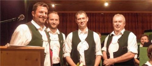 Der Vorstand der Hochstätter Musi, Sebastian Herrmann (links) und Matthias Gasteiger (rechts), gratuliert den Tuba-Spielern (von links) Marc Lettenbauer und Alfons Altendorfer zum bestandenen Leistungsabzeichen. Foto re