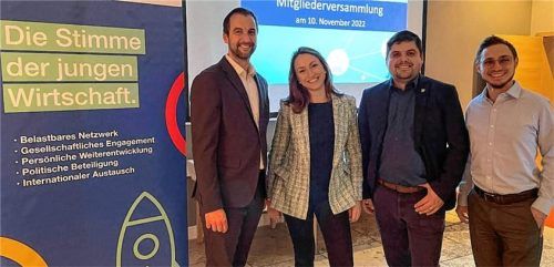 Der Vorstand der Wirtschaftsjunioren Mühldorf (von links): Christoph Oechsner (Beisitzer), Stefanie Blaumoser (Schatzmeisterin), Michael Scherr (Erster Vorstandssprecher) und Fabian Engelmayer (stellvertretender Vorstandssprecher). Foto re
