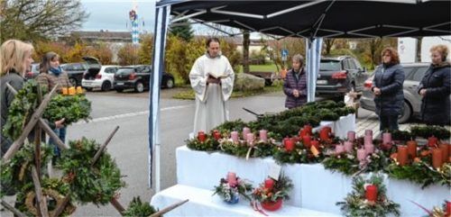 Diakon Eugen Peter segnete die Adventskränze Foto niessen