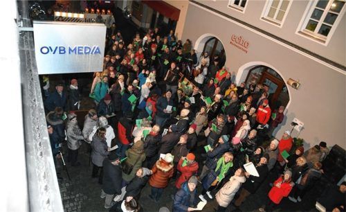 Dicht an dicht stehen die Menschen vor dem OVB-Medienhaus zusammen und singen gemeinsam besinnliche Weihnachtslieder. Fotos Schlecker