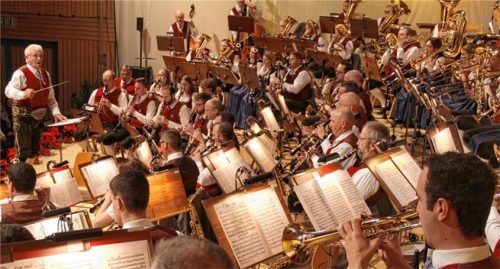 Die 70 Bläser der Musikkapelle Kiefersfelden folgen dem Taktstock des Ehrendirigenten Hans Bichler. Foto  schmidt