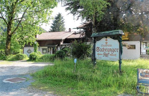Die Abrissarbeiten am Sachranger Hof haben inzwischen begonnen und sollen noch bis Ende Januar dauern. Hier einArchivbild. Foto rehberg