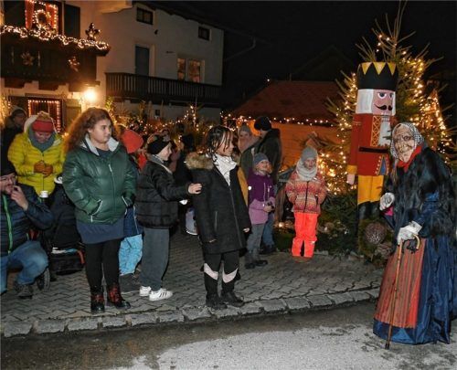 Die alte Hexe war am Weihnachtshaus in Vogtareuth zu Gast. Dort leuchten die Lichterketten. Das soll auch so bleiben. Foto Schlecker