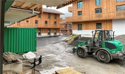 Die Bauarbeiten im Tannenhof-Quartier in Bad Feilnbach sind in vollem Gange. Hier entstehen 52 Wohnungen, betreutes Wohnen, eine Kita und ein Wohnzimmer für alle Menschen aus der Gemeinde.Foto Lagler