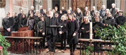 Die „Beurer CantaRhei“ zusammen mit Dirigent Karl Prokopetz (vorne von links) und Chorleiterin Anna Töller beim Konzert in der Altenbeurer Kirche.Foto riedl