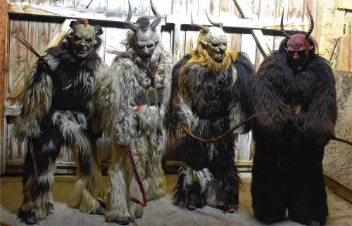 Die dunklen Begleiter des heiligen Nikolauses: Mitglieder des Vereins Geigelstoa Pass in ihren Krampus-Kostümen. Foto Wunderlich