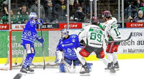 Die Führung für die Starbulls: Travis Oleksuk (rechts) hatte vor dem Riesserseer Gehäuse perfekt abgefälscht.Foto Oliver Rabuser