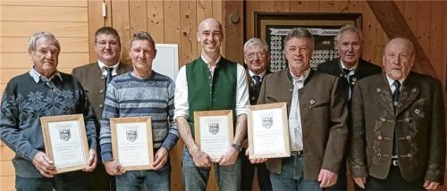 Die Geehrten: (von links) Thomas Michel, Hannes Heinke, Michael Brieden, Christian Warter, Peter Heinke, Franz Xaver Kronast, August Kellerer und Fritz Berninger. Foto re