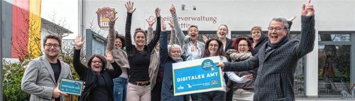 Die Gemeinde Prutting freut sich über die von Digitalministerin Judith Gerlach (Vierte von links) verliehene Auszeichnung „Digitales Amt“ mit Pruttings Bürgermeister Johannes Thusbaß (links) und Landtagsabgeordnetem Klaus Stöttner (rechts). Foto thomae