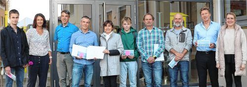 Die Geschäftsführerin der Prien Marketing GmbH, Andrea Hübner (Fünfte von links), und die Projektleiterin des „Stadtradelns“, Magdalena Berka (rechts), zeichneten die erfolgreichsten Priener Radler aus: (von links) der beste Schüler Gabriel Anton Aiblinger Izquier, die Mitarbeiter von der Umwelt-AG, Kristina Reicheneder und Nikolaus Vogel, der Stellvertretende vom RFV Prien 1893 Winfried Kober, der Sohn vom besten Elternteil Niklas Schramm, der Stellvertretende des besten Familien-Teams, Albert Eichner, der beste Lehrer Michael Herden und der Schuldirektor des Ludwig-Thoma-Gymnasiums, Andreas Schaller, dem für die weiteste Anreise aus Rosenheim ein „Ehren-Gutschein“ überreicht wurde. Foto prien marketing gmbh