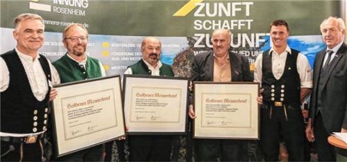 Die Goldenen Meisterbriefe verlieh (von links) der stellvertretende Obermeister Franz Wörndl an Sebastian Bleier, Lorenz Loy und Georg Rottmüller. Auch Obermeister Thomas Pichler und Handwerkskammer-Präsident Franz Xaver Peteranderl gratulierten.Foto raapsteinert