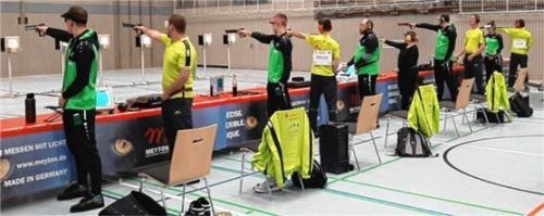 Die Hubertusschützen (gelbes Trikot) gegen den SV Hitzhofen. Foto kg