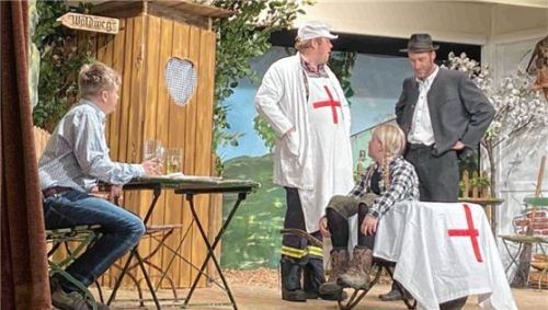 Die Idee für einen neuen Krankentransporter wird umgesetzt: (von links) Florian Niedermaier, Vinzi Leitner, Magdalena Lindner und Schorsch Brandmaier. Foto Hötzelsperger
