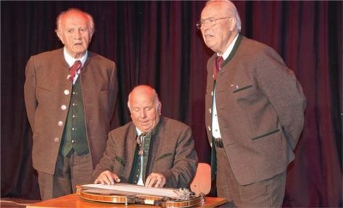 Die Inntaler Sänger (von links) Sepp Wieland, Peter Anderl und Franz Singer bei der Verleihung des Kulturpreises im Jahr 2018 im Inntal-Gymnasium Raubling. Foto ruprecht