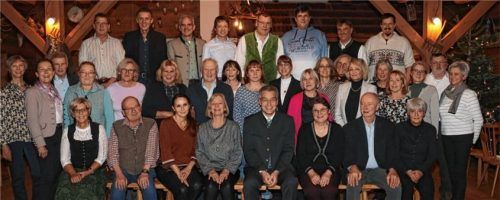 Die Jubilare der Feierstunde zusammen mit Landrat Otto Lederer (vorne, Mitte) und Personalratsvorsitzende Luise Bauer (vorne, rechts).Foto Landratsamt Rosenheim