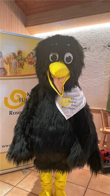 Die KJR hat keinen Vogel, sondern ein Maskottchen. Zur Unterstützung der Jugendarbeit konnte ein besonderer Gast gewonnen werden: Kohlrabi. Dieser stellte sich den Delegierten vor und posierte auch bereitwillig für Fotos. Foto kirchner