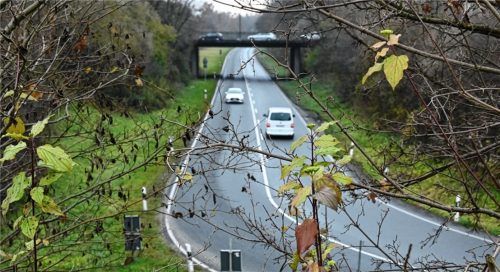 Die Kraglinger Spange setzt mit einem Kreisverkehr statt der scharfen Kurve an der Miesbacher Straße an. Foto  Schlecker