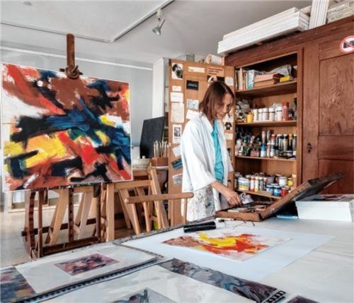 Die Künstlerin Sylvia Roubaud in ihrem Atelier in Prien am Chiemsee. Foto Kimmel