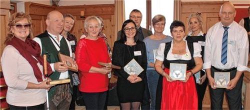 Die Leiterin der Bezirksgruppe Oberbayern-Rosenheim, Brigitte Lindmann (Dritte von rechts), dankte ihren haupt- und ehrenamtlichen Mitarbeitern für ihre Leistung. Fotos Strim
