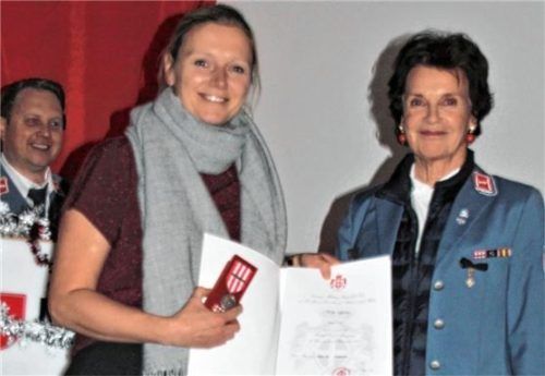 Die Leiterin der Malteser Rettungswache Rosenheim, Birgit Lotter (Mitte), erhielt den Verdienstorden „Pro Merito Melitensi“, überreicht von Stephanie Freifrau von Freyberg und Ernst Schütz. Foto  Raab