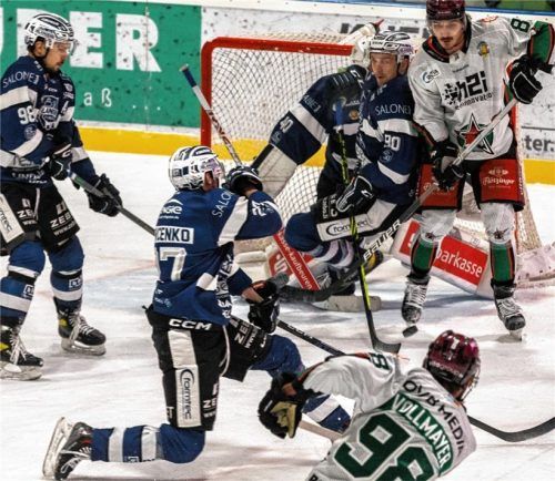 Die Lindauer Spieler warfen sich ein ums andere Mal in die Schüsse der Rosenheimer und erkämpften sich einen verdienten Punkt. Foto  Christian Flemming