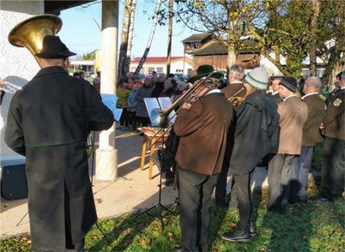 Die „Litzldorfer Bläser“ erfreuten die Christen bei der Messe zum Patrozinium der Katharinenkapelle. Foto Sedlbauer