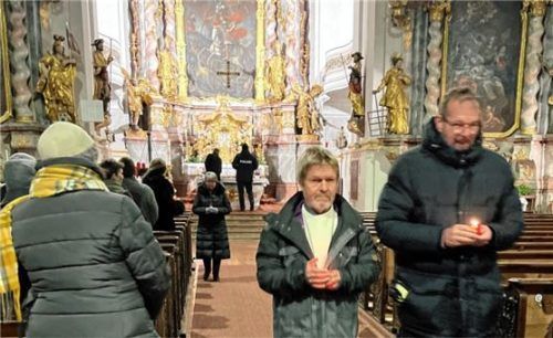 Die Pfarrer Otto Stangl (links) und Bernd Reuther führten die Trauergemeinde zur Mariensäule. Foto Kas