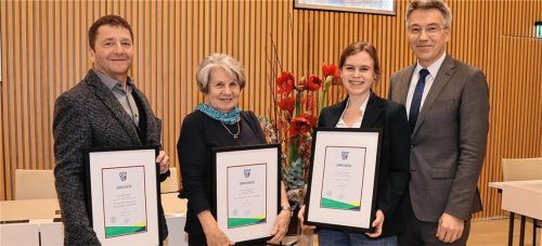 Die Preisträger der Sozialpreise für 2021 und 2022, (von links) Christian Reisner für den TSV Rohrdorf-Thansau, Anne Höffer von Loewenfeld aus Wasserburg und Jana Zeh aus Rimsting, mit Landrat Otto Lederer.Foto Landratsamt Rosenheim