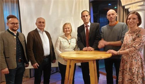 Die Referenten mit Organisatorin Marlene Berger-Stöckl (Dritte von links) und Moderatorin Stefanie Lang (rechts): (von links) Markus Breier, Wolfgang Schuardt, Wolfgang Wintzer und Bernhard Hoiß. Foto konnert