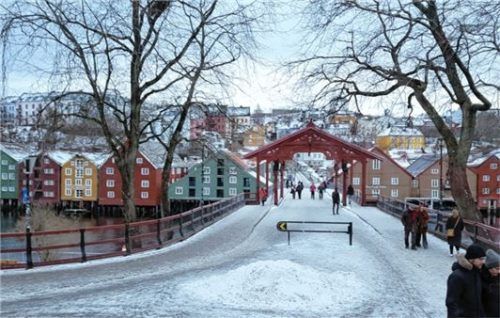 Die Stadtbrücke Gamle Bybroen in Trondheim mit den bunten Holzhäusern auf Stelzen.