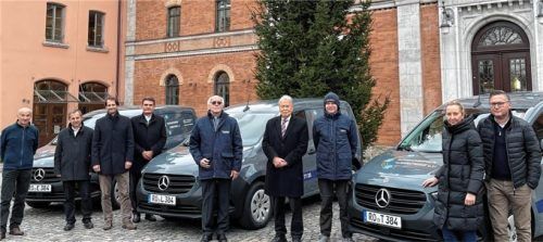 Die Versorgung der Bürger ist dank der neuen Wagen sichergestellt. Darüber freuen sich (von links) Manfred Reißner von der Emmy-Schuster-Holzammer-Stiftung, Stadtdirektor Heinz Bösl, Oberbürgermeister Andreas März, Stadtdirektor Michael Keneder, Peter Kaiser vom Verein Leibspeise, Dr. Dr. Helmut Schmidt von der Gertraud-Stumbeck-Stiftung, Fahrer Gerhard Plexnies und Susanne Meisinger sowie Michael Hartl von AVG. Foto  stadt rosenheim