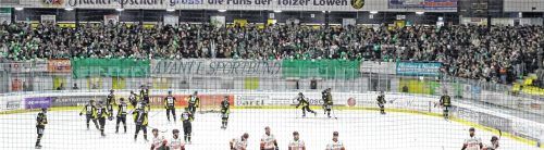 Die vollebesetzte Rosenheimer Fankurve im Tölzer Stadion konnte am Freitagabend einen 3:2-Sieg der Starbulls feiern. Foto Oliver Rabuser