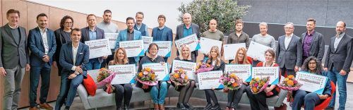 Dienstjubiläum: Agenda ehrt Mitarbeiter für 10, 20 oder 30 Jahre Betriebszugehörigkeit. Auf dem Foto von links nach rechts hinten: Thomas Markreiter (Bereichsleiter Entwicklung), Dr. Florian Schmidt-Wudy (Bereichsleiter Personal, Finanzen und Recht), Sonja Kessler (Abteilungsleiterin Personalwesen), Josef Hofstetter (geehrt für 20 Jahre), Vanja Stjepanovic (10 Jahre), Tom Wegert (10 Jahre), Christian von Hake (20 Jahre), Christian Ostermaier (10 Jahre), Matthias Leippe (20 Jahre), Sebastian Wapsa (10 Jahre), Christian Wurm (10 Jahre), Jörg Jende (10 Jahre), Manfred Kappel (geschäftsführender Gesellschafter), Franz Stein (Bereichsleiter Produktmanagement und Service), Josef Hilger (Product Owner Agito). Auf dem Foto von links nach rechts vorne: Sebastian Theisen (Bereichsleiter Marketing & Sales), Ursula Nessinger (20 Jahre), Bettina Fuchs (20 Jahre), Natalja Kleemann (10 Jahre), Katrin Zmugg (10 Jahre), Doris Huber (20 Jahre), Bettina Piezinger (20 Jahre), Patimah Sinnapen-Kappel (Ehefrau des geschäftsführenden Gesellschafters Manfred Kappel, 30 Jahre). Nicht auf dem Foto: Oleksandr Yushyn (20 Jahre) und Igor Ivanovchyk (20 Jahre).