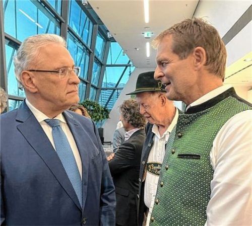 Dr. Jens Steinigen im Gespräch mit Bayerns Innenminister Joachim Herrmann beim Bayerischen Sportpreis.Foto Kas