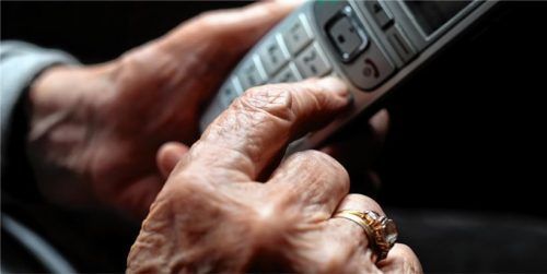 Drei Trickbetrüger, die sich am Telefon als Polizisten ausgaben, versetzten mehrere Seniorinnen in der Region in Angst und Schrecken Foto dpa