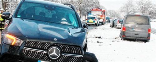 Drei Verletzte und ein Sachschaden von 50000 Euro – das ist die Bilanz eines Verkehrsunfalls auf der B15 nahe Erlensee. Foto Reisner