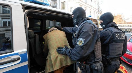 Durchgeknallte Einzelpersonen oder ernst zu nehmende Gefahr? Bei einer bundesweiten Razzia wurden kürzlich 25 Menschen festgenommen. Allein im Freistaat Bayern werden mehr als 4000 Personen zur Reichsbürger-Szene gezählt. Foto dpa