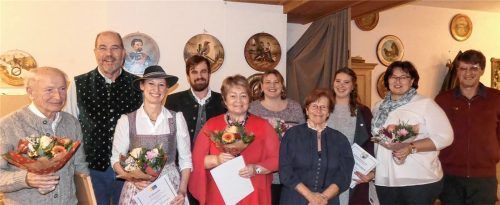 Ehrungen für langjährige Mitgliedschaft erhielten (vorne, von links) Josef Mayer, Babara Bichler, Andrea Krug und Annemarie Ramoser sowie (hinten, von links) Emeram Aiblinger, Konrad Schlaipfer, Martina Seehuber-Liegl, Katharina Plank, Marlene Dickl und Markus Hermannsdorfer. Foto ammelburger