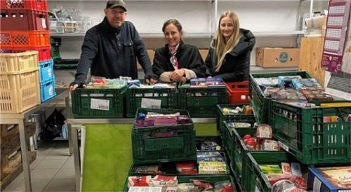 Ein großes Dankeschön an die Kolbermoorer: (von links) Robert Mayer, Stefanie Weber und Melanie Klettl freuen sich über die Lebensmittelspenden der Bürger.