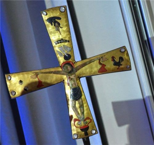 Ein Kreuz ist zu Beginn der Versammlung des Zentralkomitees der deutschen Katholiken (ZdK) im Konferenzsaal aufgestellt worden. Foto dpa