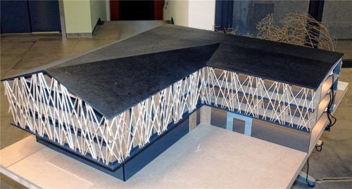 Ein Modell des neuen Malerwinkels, das allerdings nicht den gesamten Gebäudekomplex darstellt, kann im Foyer des Seebrucker Rathauses besichtigt werden. Das Bauprojekt wird auf Schautafeln auch informativ begleitet. Foto RAsch