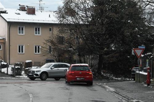 Eine Ampel an der Einmündung der Wasserburger in die Salzburger Straße soll die Strecke für Abkürzer unattraktiv machen. Foto Schlecker