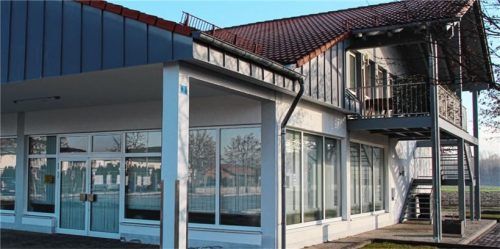 Eine Arztpraxis und eine Apotheke sollen in diesem leer stehenden Haus in der Hochplattenstraße in Großkarolinenfeld einziehen. Foto Hadersbeck