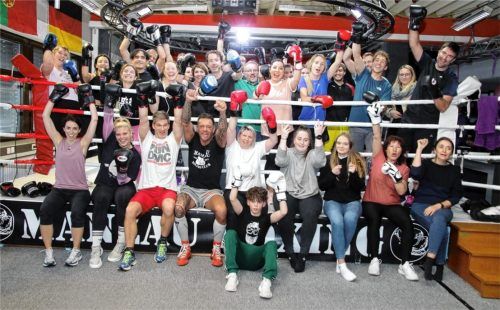 Eine ganze Klinikabteilung als Sparringspartner: Michael Manzau (vorne, Vierter von links) im Kreise der Rosenheimer Krebsspezialisten. Foto Peter Weber