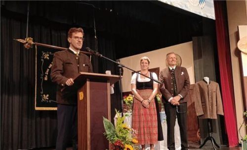 Eine unterhaltsame Ansprache hielt Bürgermeister Karl Mair (links). Durch den Abend führten Zweite Schützenmeisterin Evelyn Orthofer und Schützenmeister Jürgen Richter.Foto re