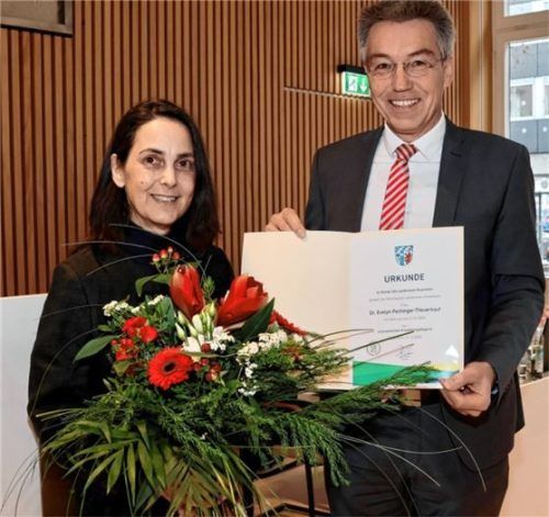 Eine Urkunde und Blumen gab es von Landrat Otto Lederer für die neue Kreisheimatpflegerin Dr. Evelyn Pechinger-Theuerkauf. Foto Landratsamt