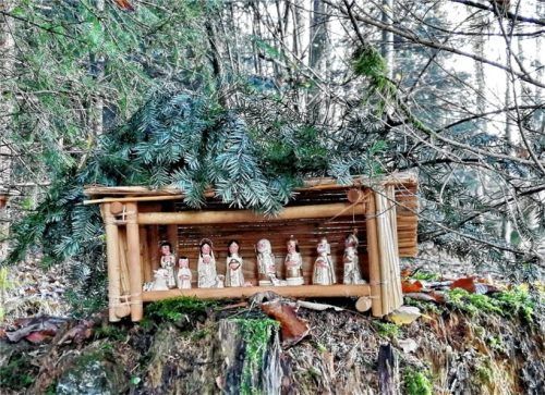 Eine von vielen Krippen entlang des Wanderwegs.Foto Hötzelsperger